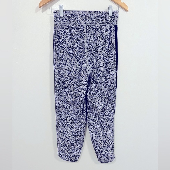 Lululemon For Love Crop Mini Ripple White Seal Grey/Black 2 - Picture 14 of 16